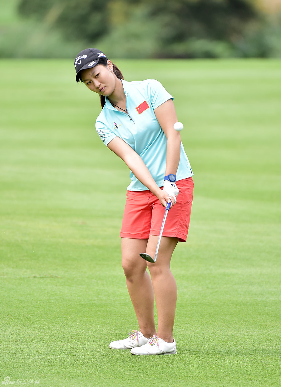 石昱婷在沙坑处从容救球,沙砾飞扬的瞬间展现出她精湛的短杆技术和临危不乱的心理素质。