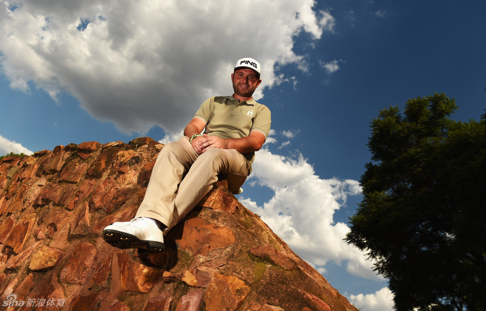 海顿-波蒂厄斯背对镜头凝望远方，辽阔的海天一色成为他思考比赛的绝佳背景板。
