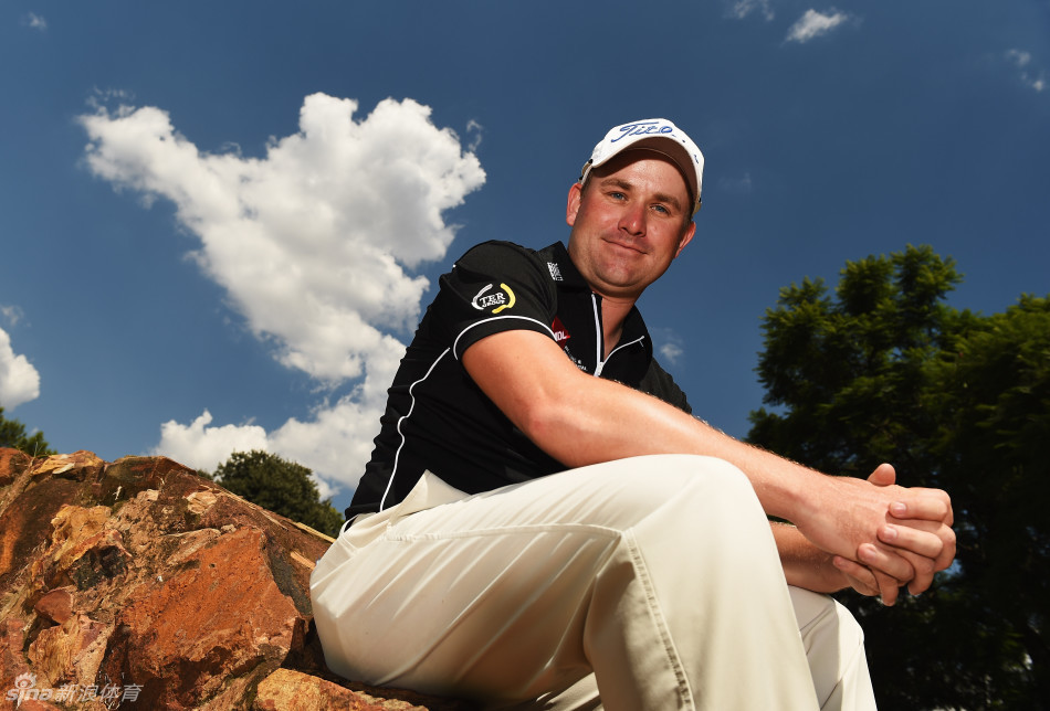 费利帕-阿古拉站在悬崖边缘张开双臂，仿佛拥抱眼前壮阔的山海，画面充满自由与勇气。