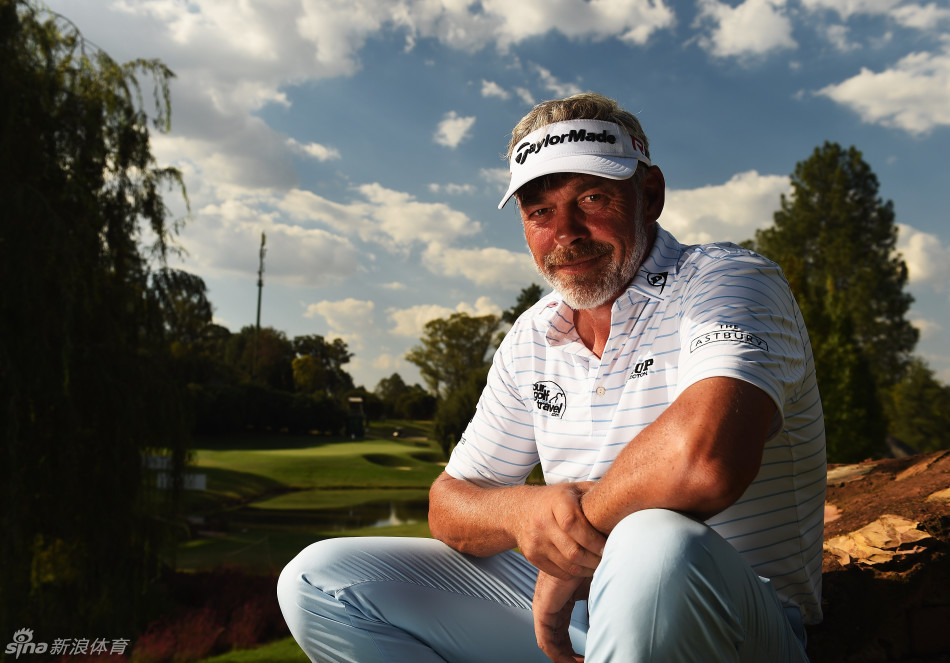 达伦-克拉克在悬崖边驻足远眺，海风拂过他坚毅的面庞，身后是无垠的蔚蓝海洋。