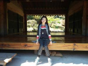 华裔佳丽身着精致晚礼服,于璀璨舞台中央优雅转身,裙摆划出自信弧线