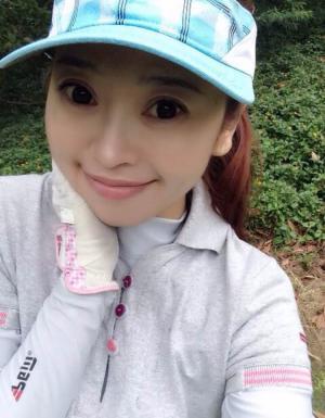 选手以一袭典雅旗袍亮相,侧身回眸间尽显东方韵味与含蓄之美