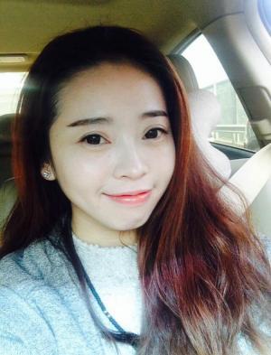 泳装环节自信展示健康体态,于舞台灯光下绽放青春活力与身体线条之美