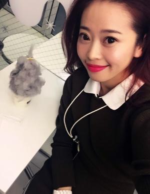 佳丽于后台精心整理冠冕,眼神专注而坚定,准备迎接加冕荣耀时刻