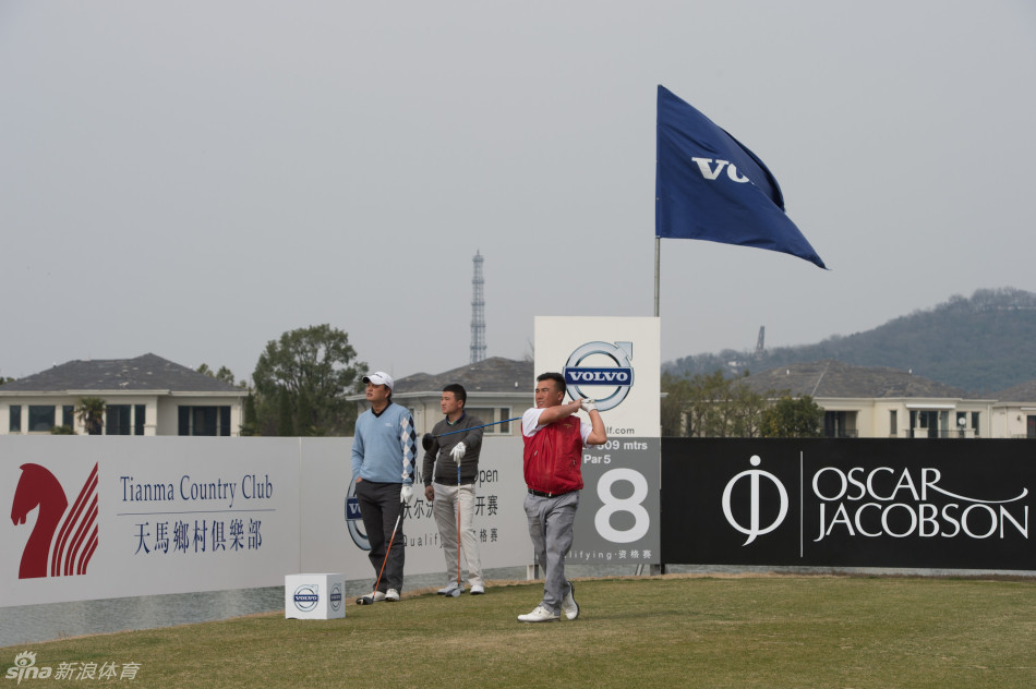 最佳业余球员奖得主何益豪手持奖杯,笑容青涩而自豪