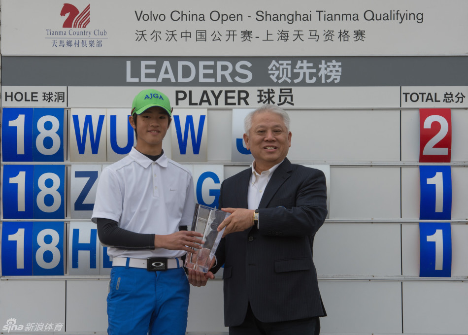 获奖者们齐聚一堂,手持证书与奖杯留下珍贵合影