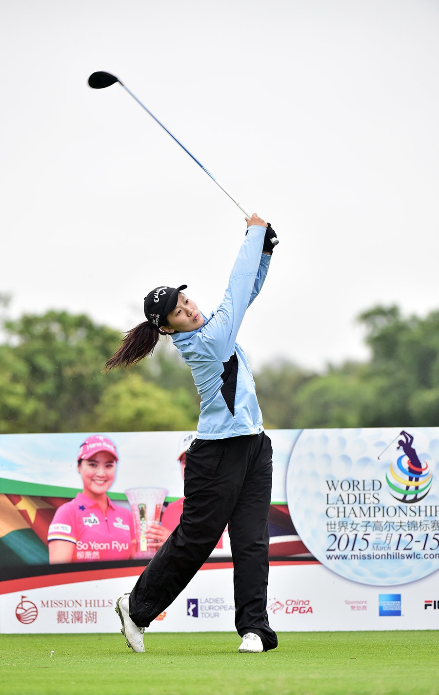 林希妤与程思嘉在果岭边俯身观察,目光如炬紧随小白球的滚动轨迹,果岭的细微坡度尽在计算之中。