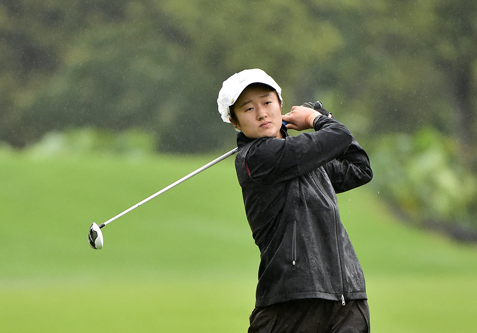 刘钰完成开球后自信收杆,身姿挺拔如松,目光坚定望向远方,尽显挥杆后的从容与对球路的笃定。