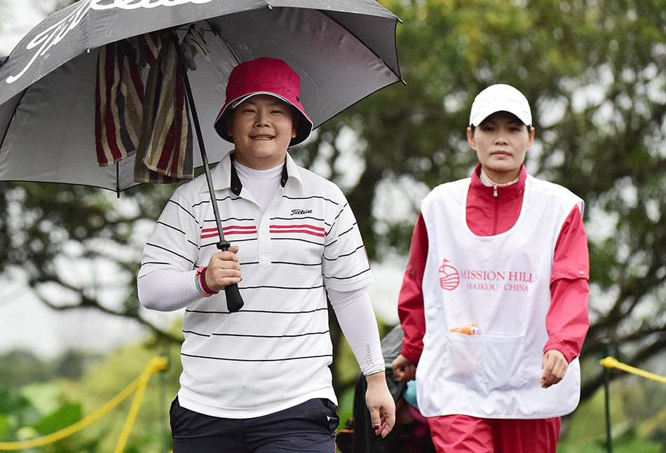 索菲-桑德罗全神贯注推击,周遭静谧,只有球杆与球接触的轻响,胜负就在这毫厘之间的把控。