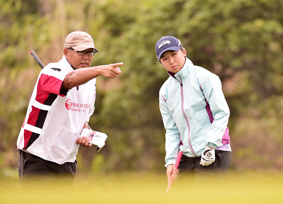 阎菁在果岭边进行短杆切球,动作细腻精准,小白球受控弹起,飞向旗杆,瞬间凝聚了全场目光。