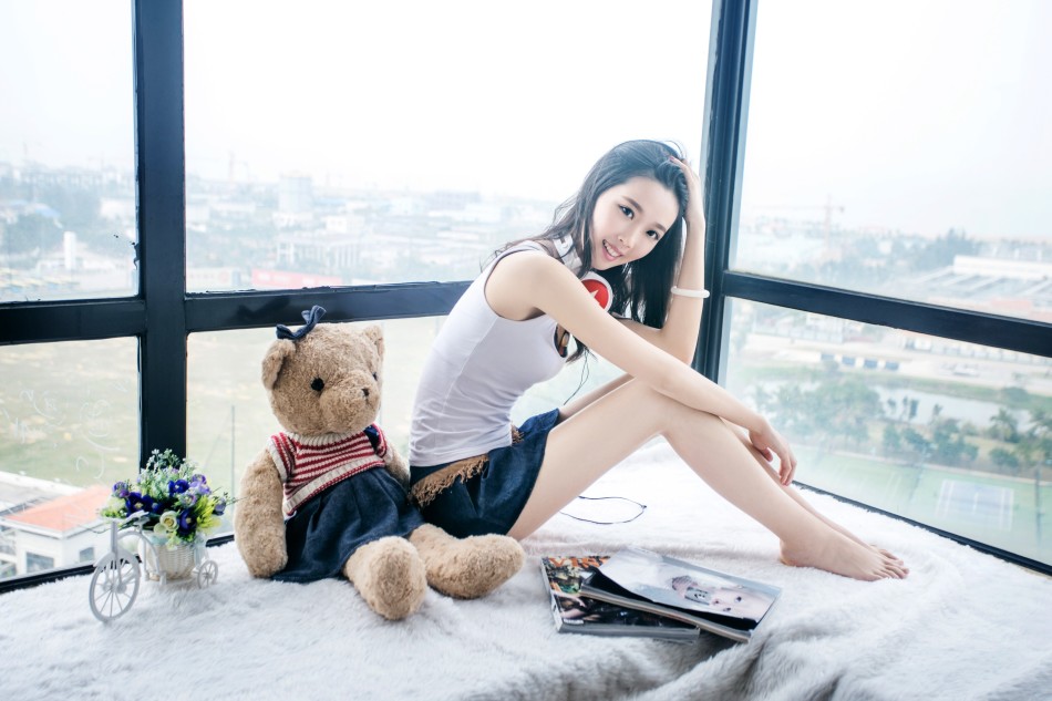 刘景涛在出发台凝神聚气，双臂微张如展翅白鹭，水面倒映着他坚定的目光