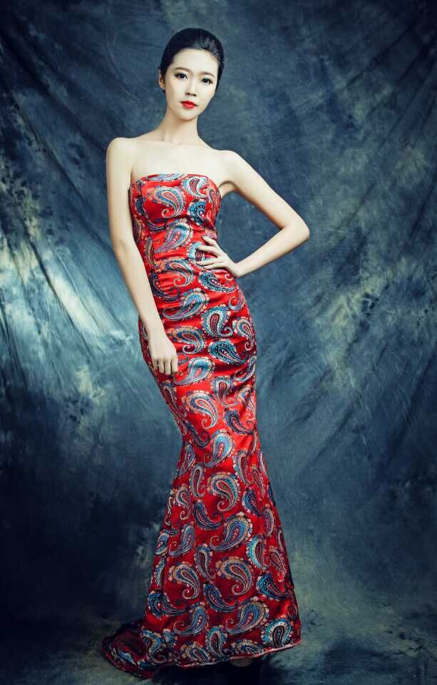 入水瞬间如箭矢破空，激起的白色浪花仿佛绽开的莲花，将他矫健的身形包裹其中