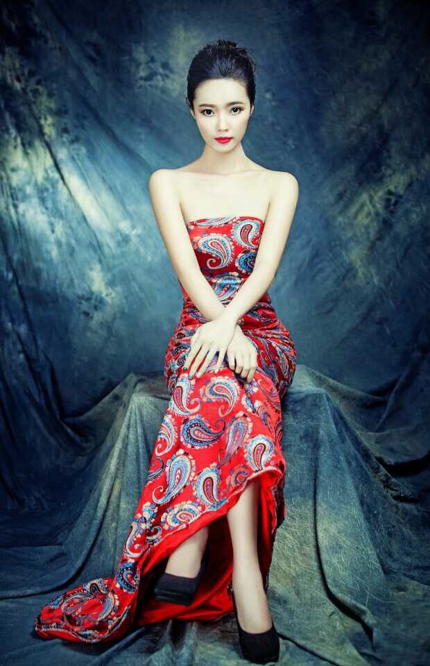 碧波之中他破浪前行，水线在身侧划出笔直的金色轨迹，肌肉线条在粼粼波光下充满力量感