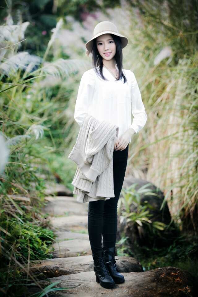 最后冲刺阶段水花飞溅如碎玉，他奋力挥臂向前，脸庞紧贴水面写满专注与决绝