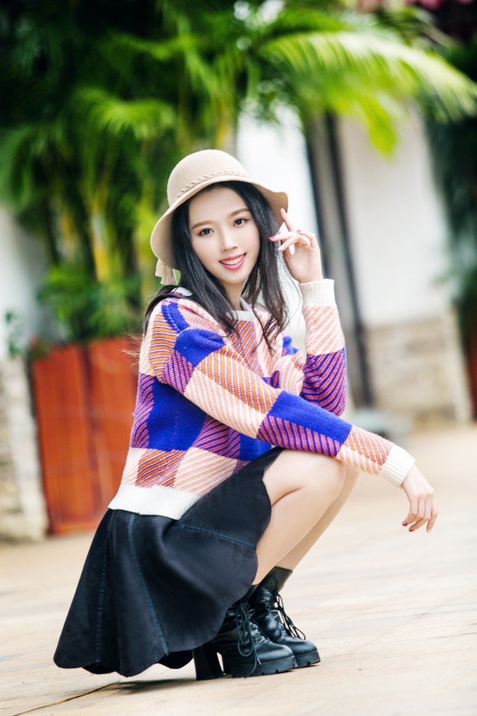 他望向成绩屏幕的侧影，湿漉漉的黑发贴在额前，嘴角微抿成一条线，那是所有努力等待验证的紧张时刻