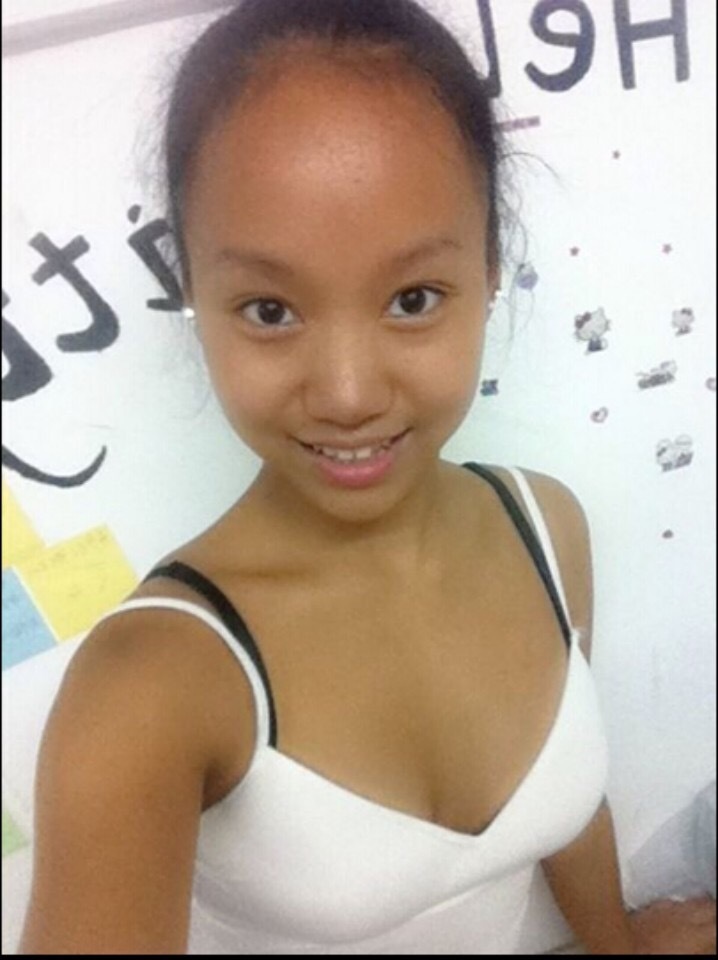 等待得分时的宁静侧影，蓝色身影倚靠挡板，望向远方如思索的航海家