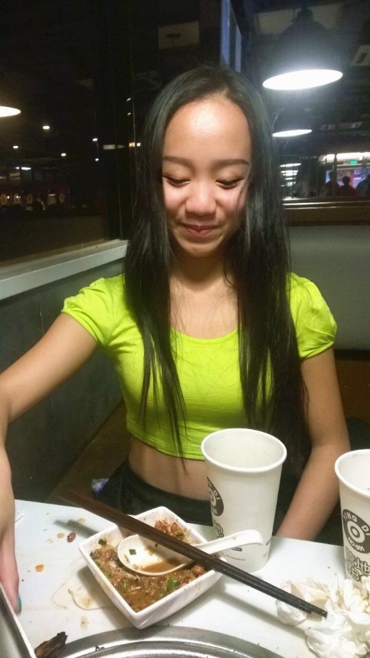 旋转中的表情特写，双目微闭沉浸于音乐世界，汗水与专注交织成竞技之美