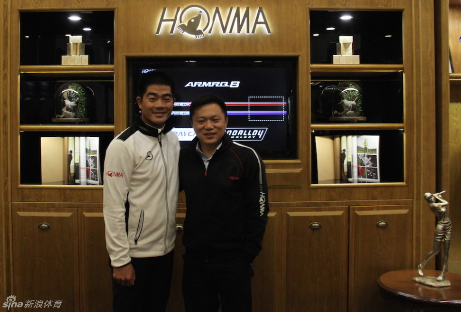 科技感十足的卡拉威新品展示柜，聚光灯下球具的流线型设计彰显未来风范