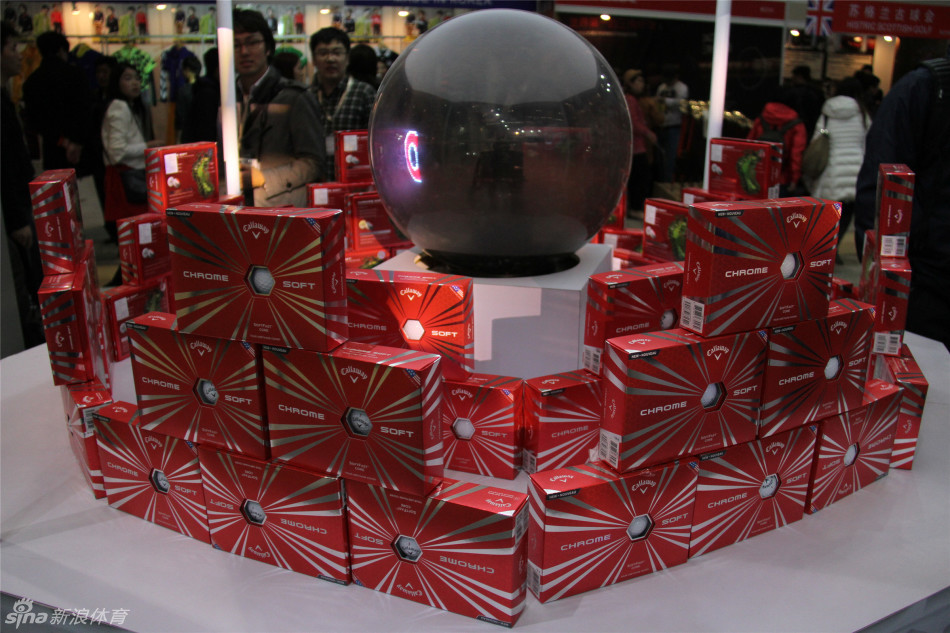 展厅内陈列的系列新品球具特写，金属杆面在灯光下闪耀着精湛工艺的光芒