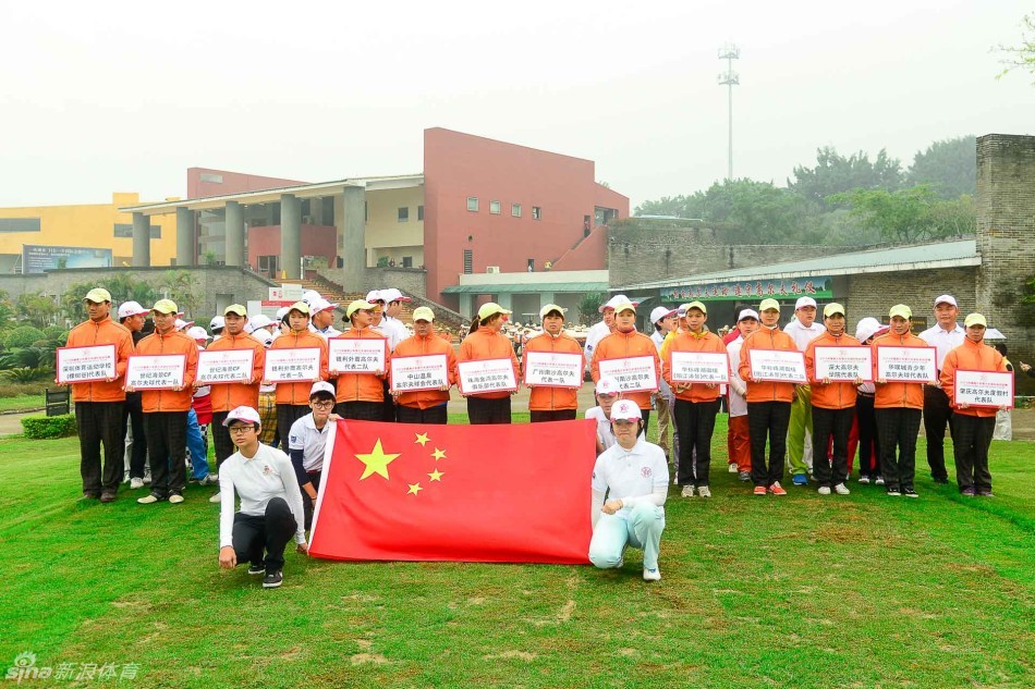 裁判长郭田远先生神情庄重，在全体参赛选手注目下进行赛前宣誓，确保赛事公平公正