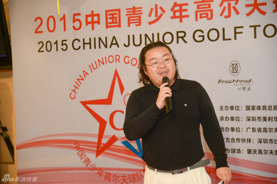 青少年高尔夫选手在球道上自信挥杆，动作流畅充满力量，目光追随着球的轨迹