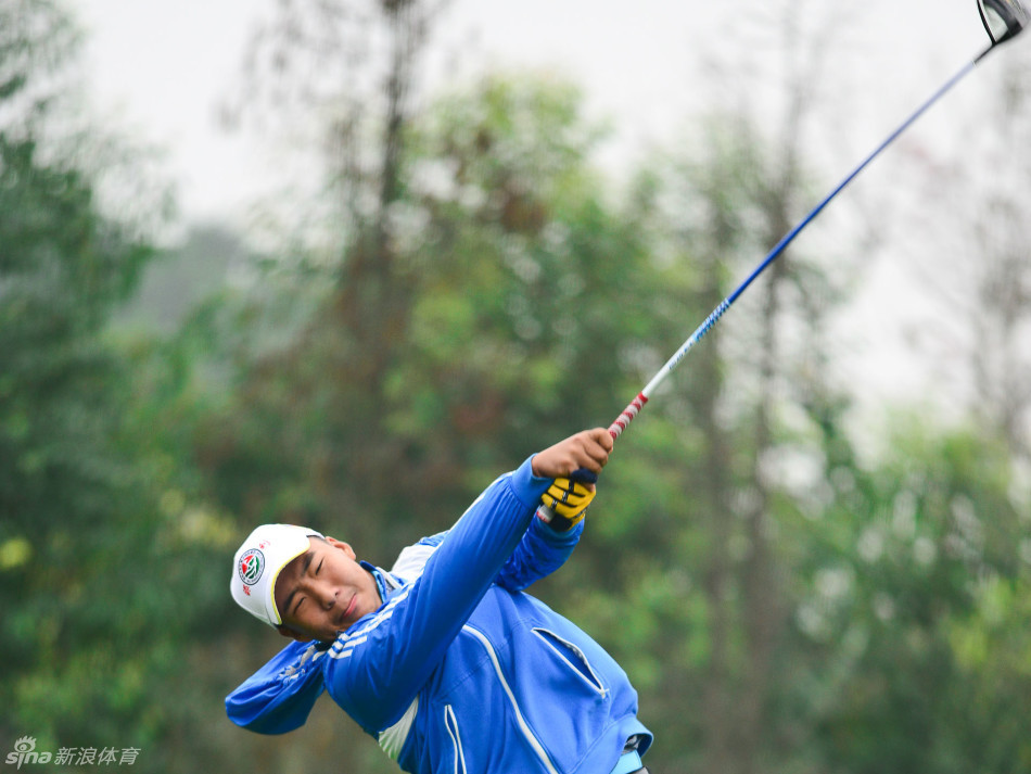 晚宴上裁判长与各队代表亲切交流，赛场上的紧张气氛化为欢声笑语