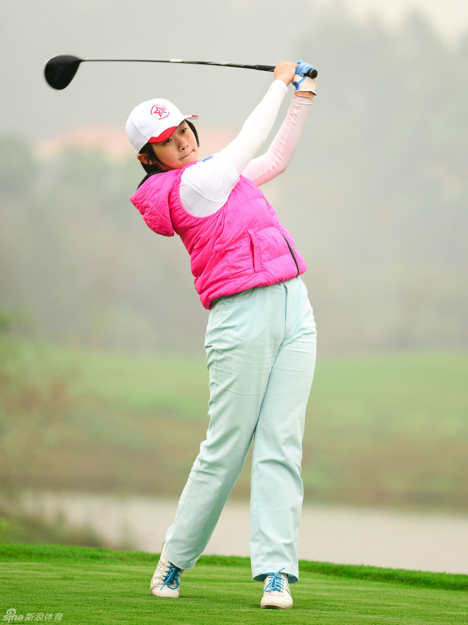 小球员在果岭上全神贯注地观察推杆线路，准备完成决定胜负的轻轻一推