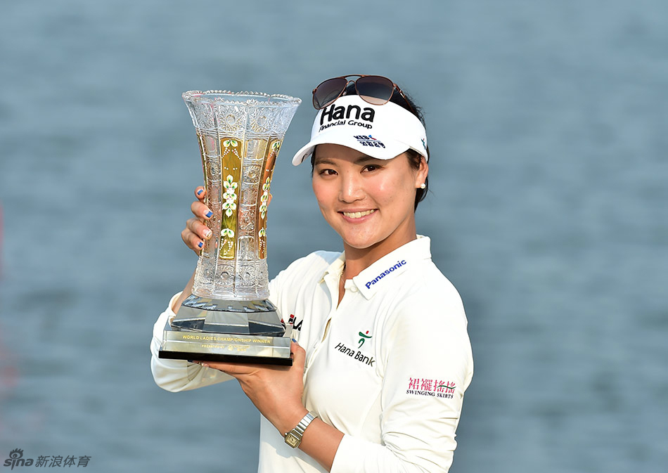 冠军柳萧然在颁奖典礼上高高举起奖杯，笑容灿烂，身后是飞舞的彩带与欢呼的人群。