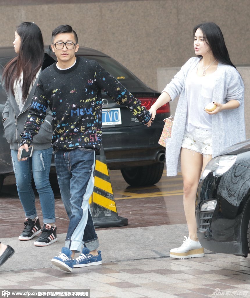 邹市明与妻子牵手逛街秀恩爱