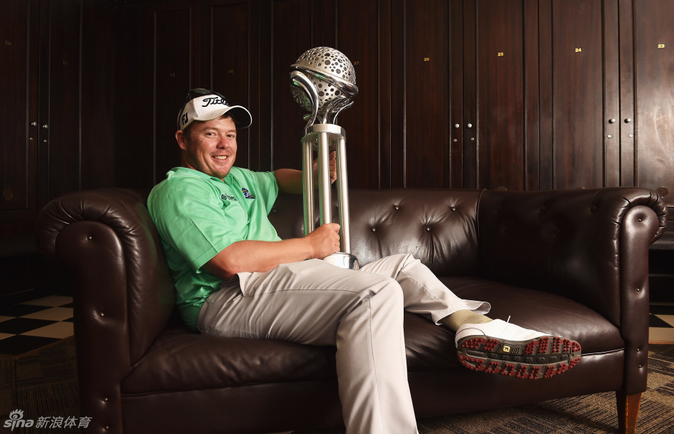 乔治·坎瑟亚深情凝视冠军奖杯，脸上洋溢着梦想成真的喜悦与自豪