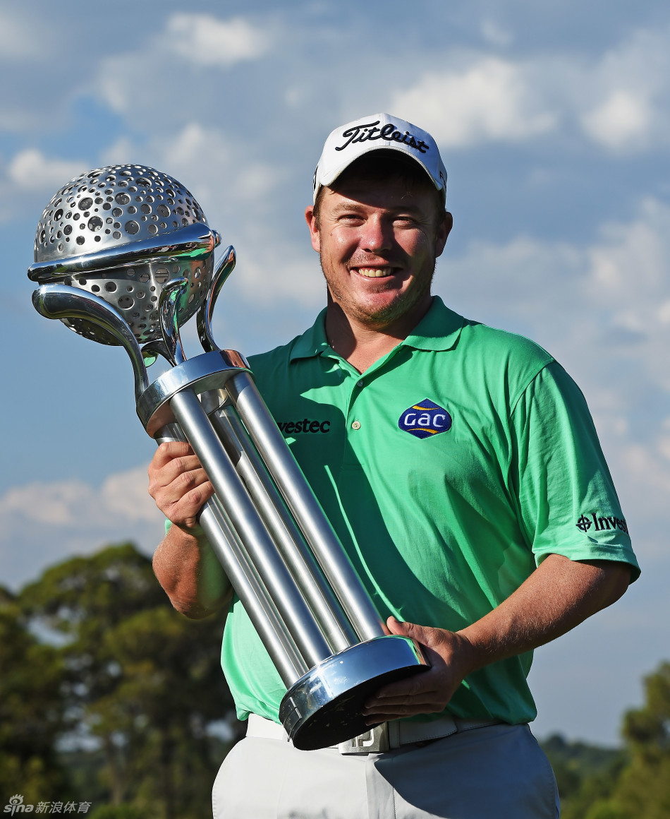 坎瑟亚在果岭边单膝跪地，全神贯注地观察推杆线路，评估每一寸草纹的走向