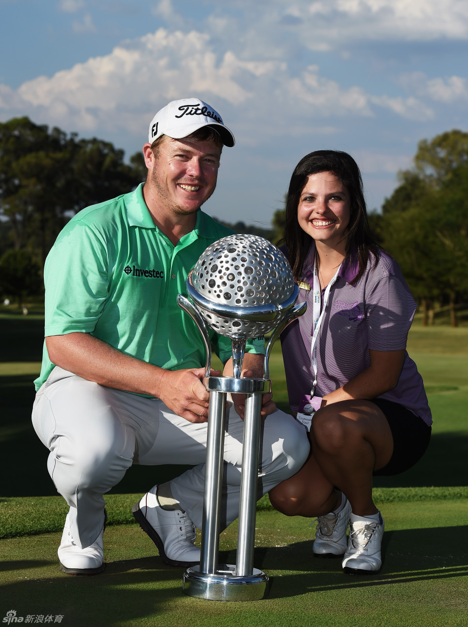 冠军庆祝时刻，坎瑟亚与女友热情相拥，分享胜利的无尽喜悦与激动