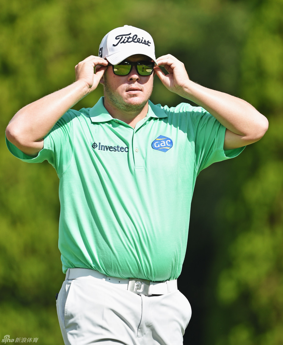 坎瑟亚在决赛中全力挥杆开球，身姿矫健有力，目光坚定望向球道远方