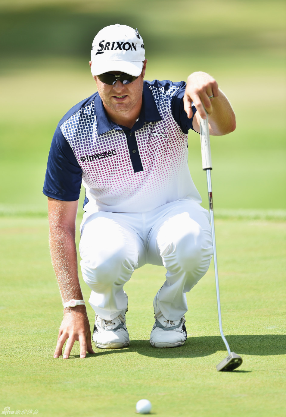 坎瑟亚面带温暖笑容，亲切地为守候在现场的小球迷签名留念