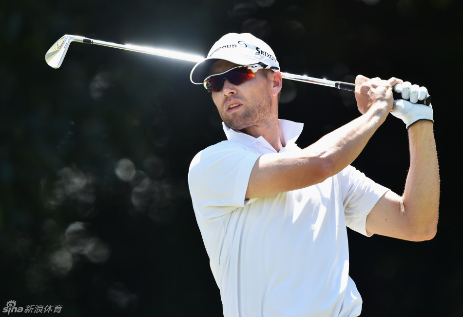 坎瑟亚与同组的韩国选手一同在发球台准备开球，展现了高尔夫运动的礼仪与友谊