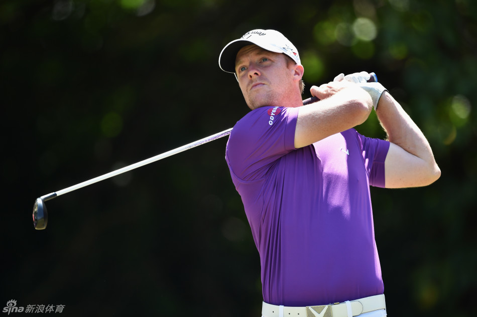 坎瑟亚在比赛中进行关键的铁杆攻果岭，动作流畅稳定，小球精准飞向旗杆