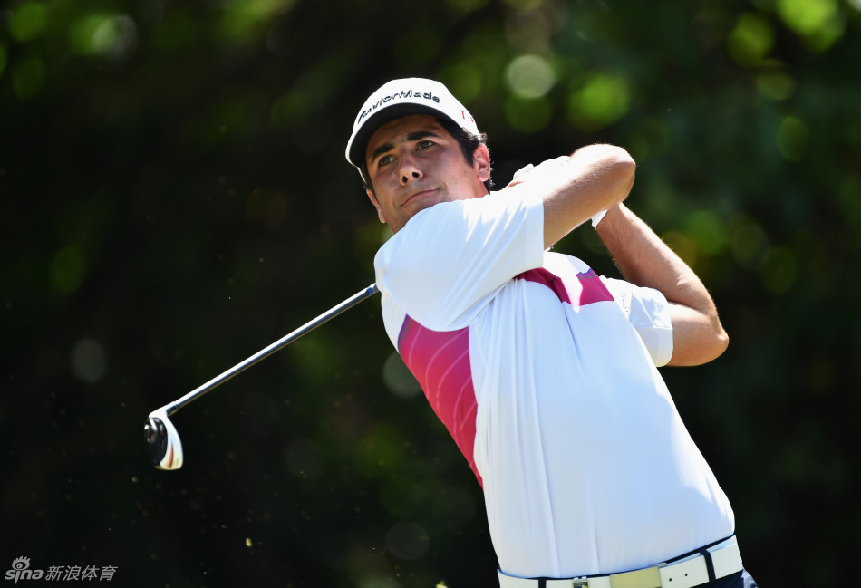 颁奖典礼上，坎瑟亚被热情的球迷和媒体团团围住，享受着众星捧月的冠军时刻