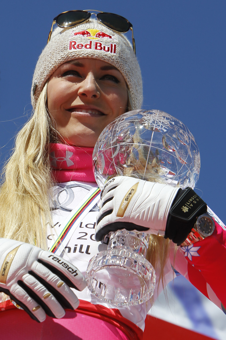 沃恩单膝跪地，手握滑雪板庆祝，这是她标志性的胜利姿态之一。