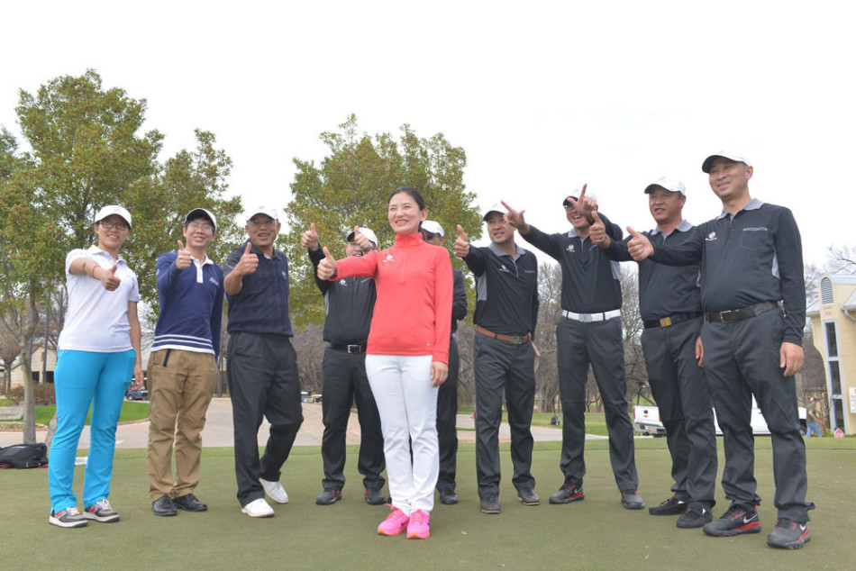 一位别克车主正手持资料,热情洋溢地向镜头介绍着本次聚会的特别主角,脸上满是笑容。