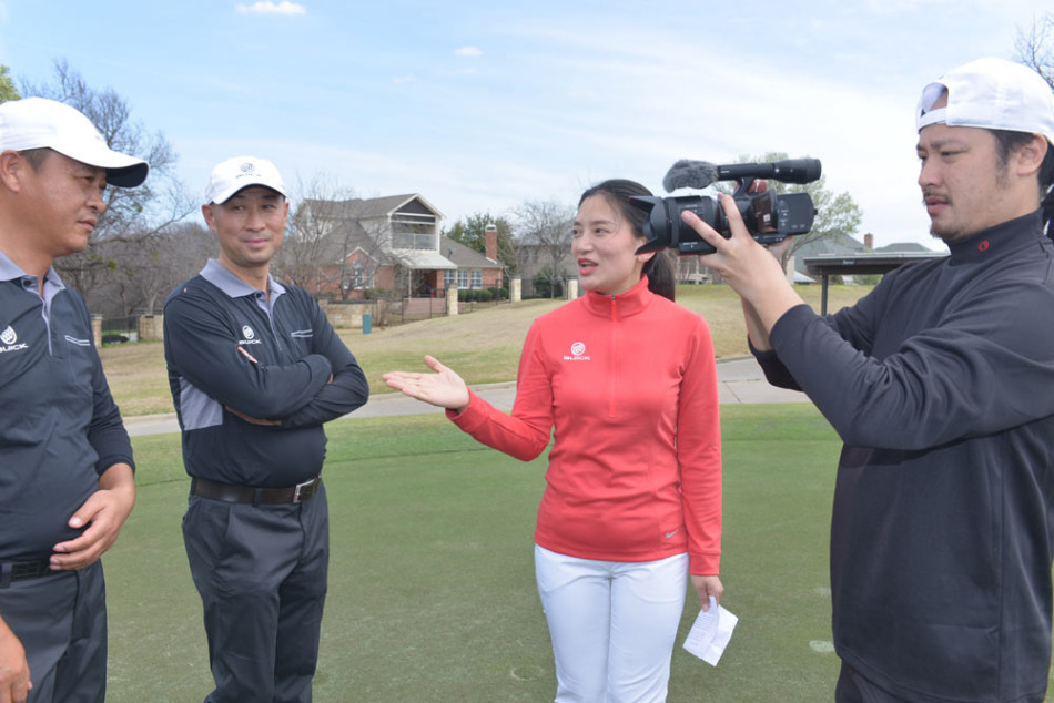 几位车主正围在一台经典别克的车头前,他们低着头,神情专注地研究着发动机舱内的精密构造。