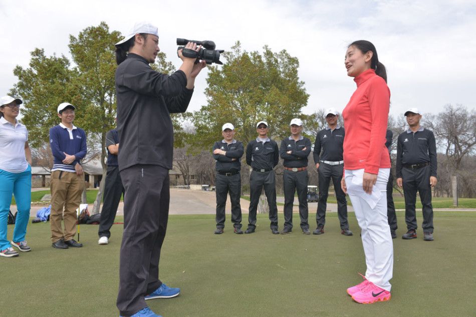 车主杨长海坐进一辆复古别克的驾驶舱,手握经典样式的方向盘,脸上露出即将出发的兴奋表情。