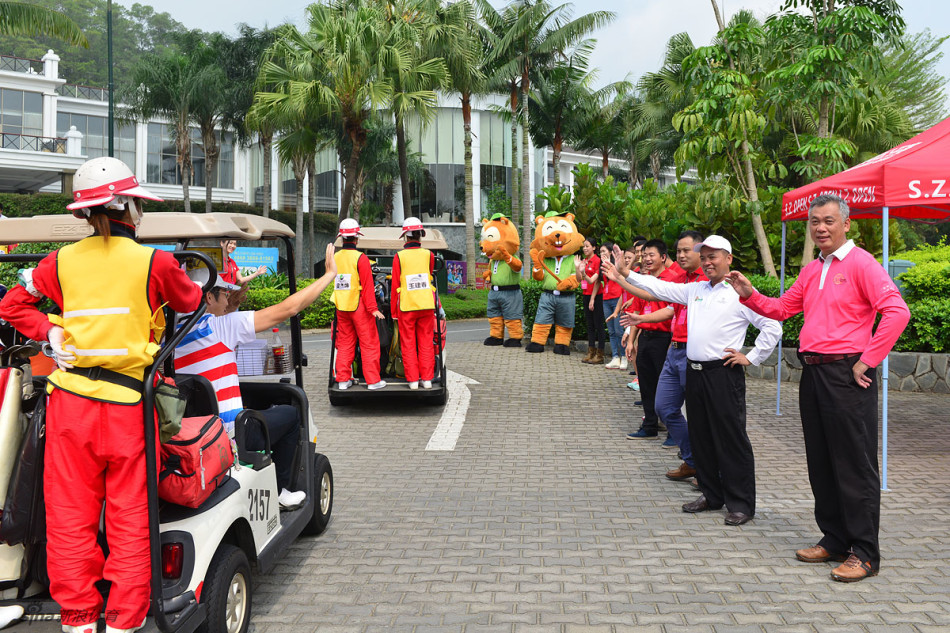 球员们正在观察空中小球的飞行轨迹，手搭凉棚专注眺望，判断落点。