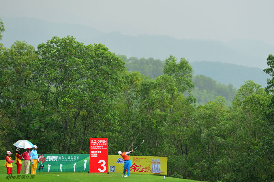 球员在沙坑中救球，挥杆瞬间沙粒飞扬，小球成功脱离困境飞向果岭。
