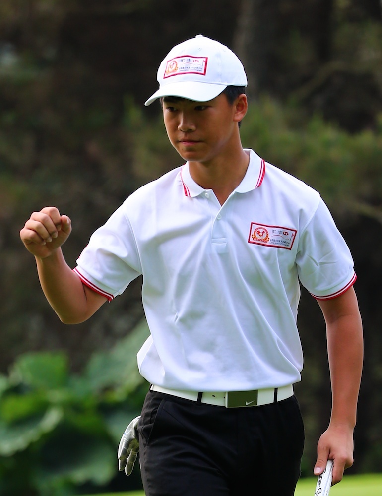 颁奖典礼的辉煌瞬间：颁奖嘉宾庄重地将奖牌授予冠军选手，灯光聚焦，荣誉时刻被永久定格。