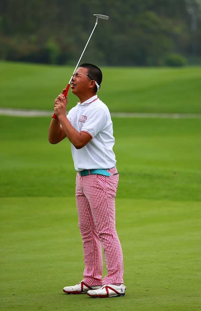 比赛开始的庄重一刻：开球嘉宾在众人的注视下优雅挥杆，白色小球划破长空，一场精彩的赛事就此拉开序幕。