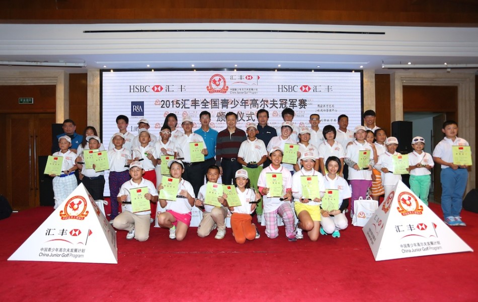 团队的力量：获奖的小组成员们紧紧簇拥在一起，高举奖杯，他们的笑容和友谊是比赛收获的另一枚金牌。