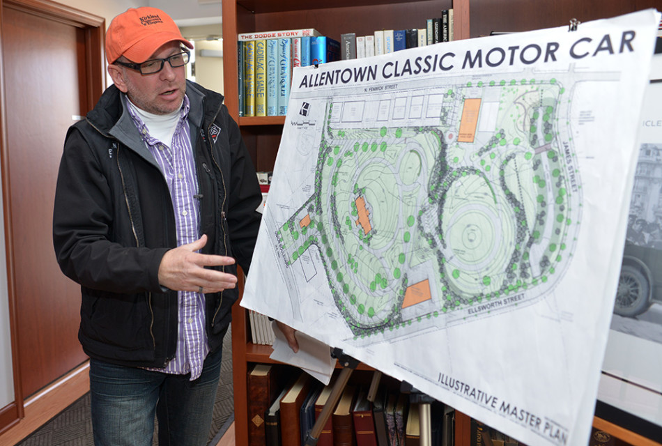 另一位车主侯波驾驶着一辆敞篷经典车行驶在道路上,他专注地望着前方,享受着与老车独处的自在时刻。