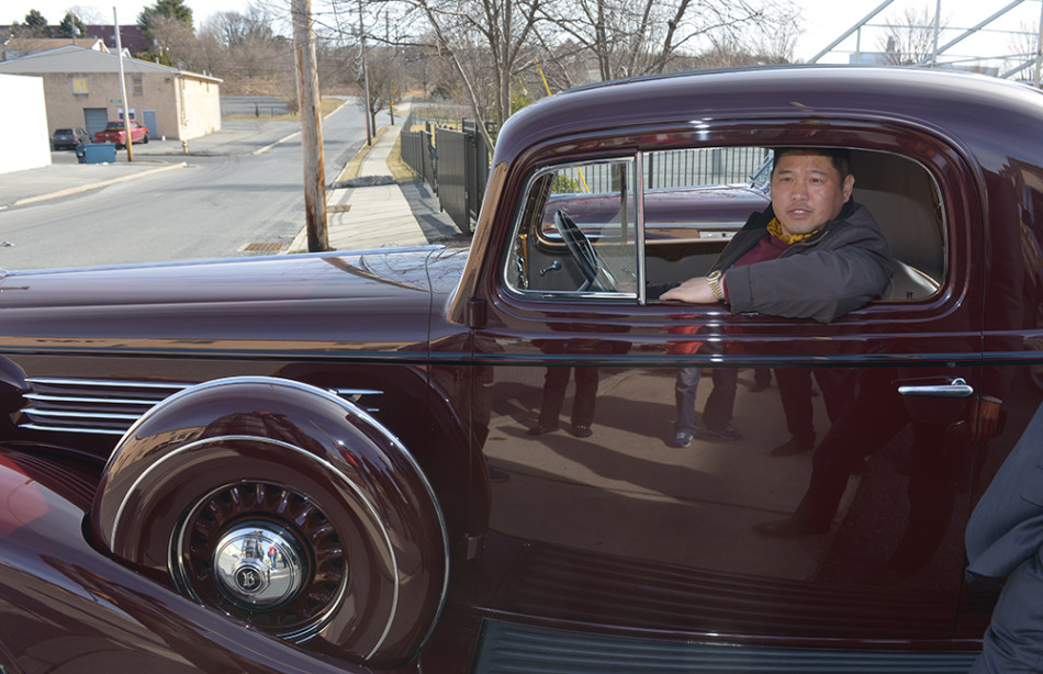 活动尾声,夕阳下,几台参与活动的经典别克静静停靠,车身流淌着温暖的光泽,仿佛在回味这一天充实的聚会。