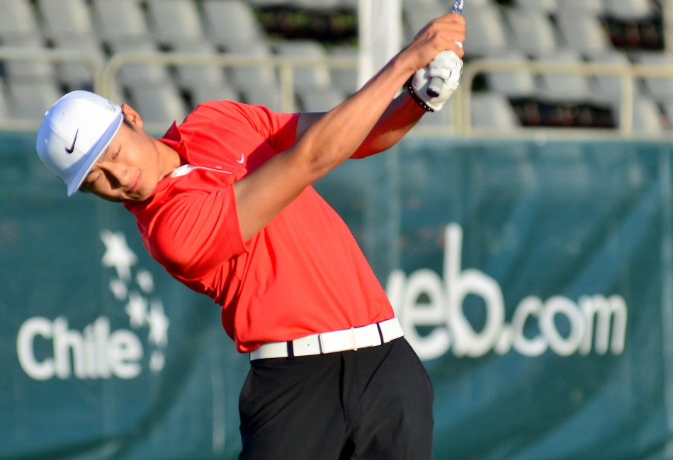 李昊桐在观众簇拥下走向下一洞，脸上洋溢着自信的微笑，他与身旁的赛事志愿者或同组球员轻松交流，展现了中国新生代高尔夫球手的国际风范与亲和力。