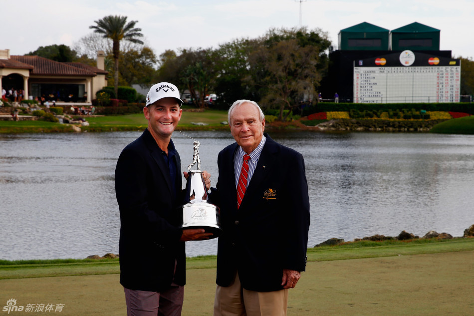 冠军的起点：埃维利与传奇人物阿诺德·帕尔默在赛前郑重握手，象征尊重与挑战的传递。